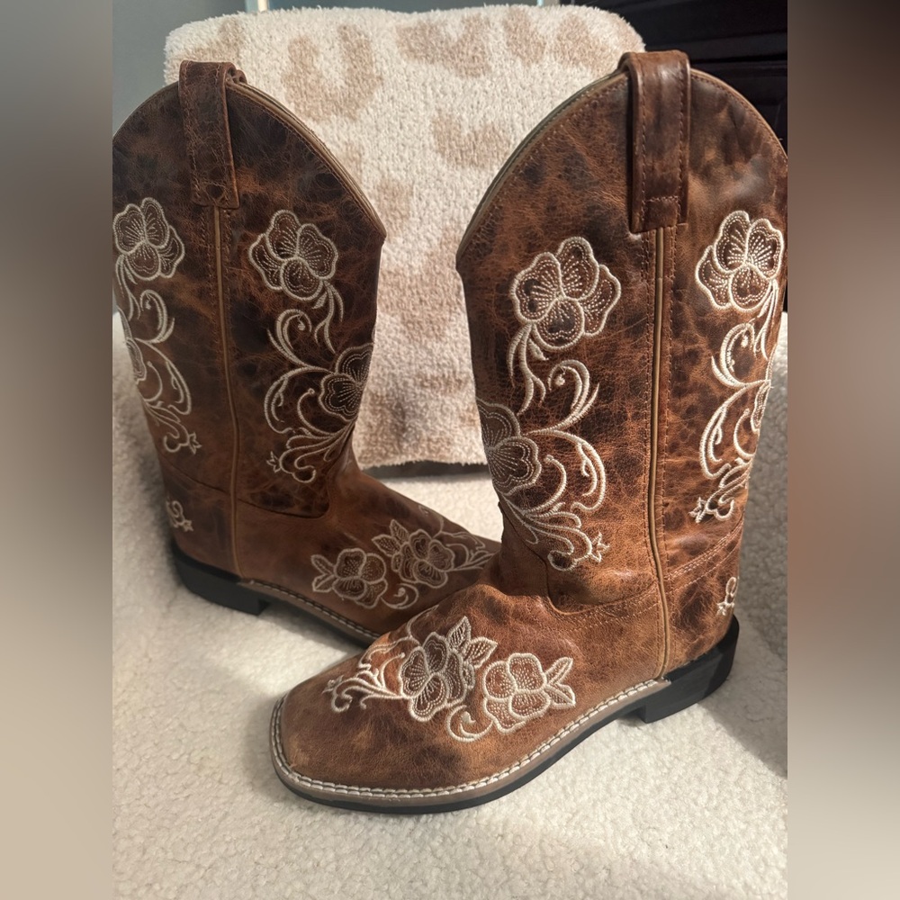 SHYANNE LITTLE LASY FLORAL EMBROIDERED WESTERN BOOTS - BROAD SQUARE TOE